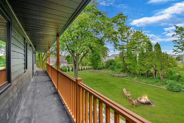 5 Bruce Circle N, Hawthorn Woods, IL 60047