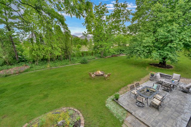 5 Bruce Circle N, Hawthorn Woods, IL 60047