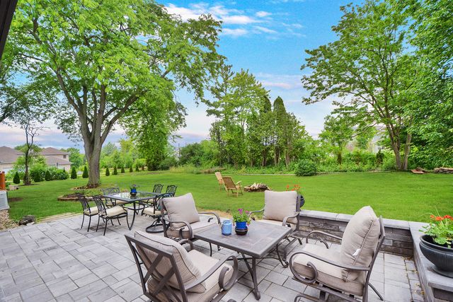 5 Bruce Circle N, Hawthorn Woods, IL 60047