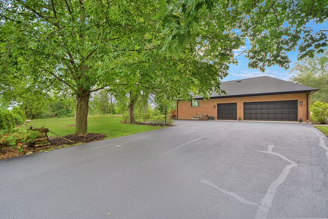 5 Bruce Circle N, Hawthorn Woods, IL 60047