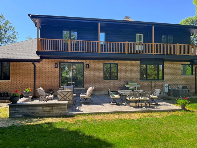 5 Bruce Circle N, Hawthorn Woods, IL 60047