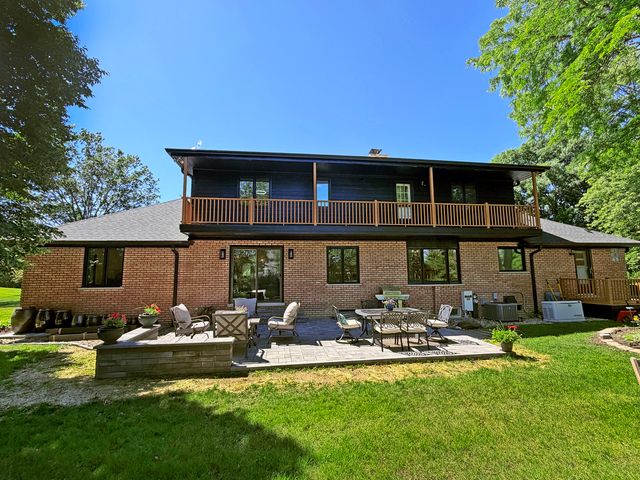 5 Bruce Circle N, Hawthorn Woods, IL 60047