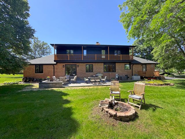 5 Bruce Circle N, Hawthorn Woods, IL 60047