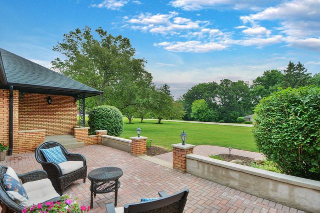 5 Bruce Circle N, Hawthorn Woods, IL 60047