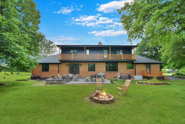 5 Bruce Circle N, Hawthorn Woods, IL 60047
