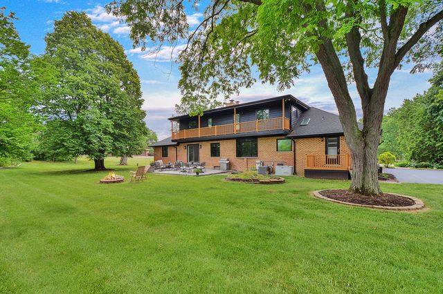 5 Bruce Circle N, Hawthorn Woods, IL 60047