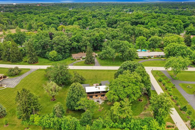 5 Bruce Circle N, Hawthorn Woods, IL 60047