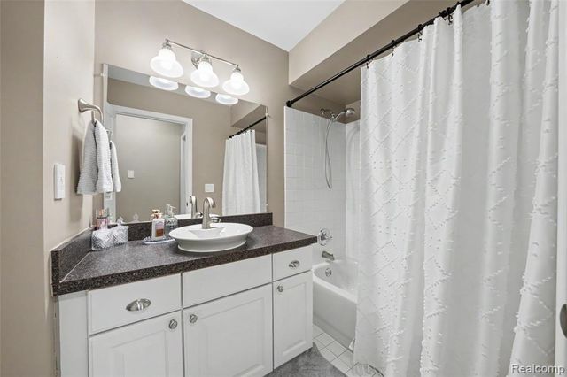 56075 Chesapeake Circle 242, Utica, MI 48316