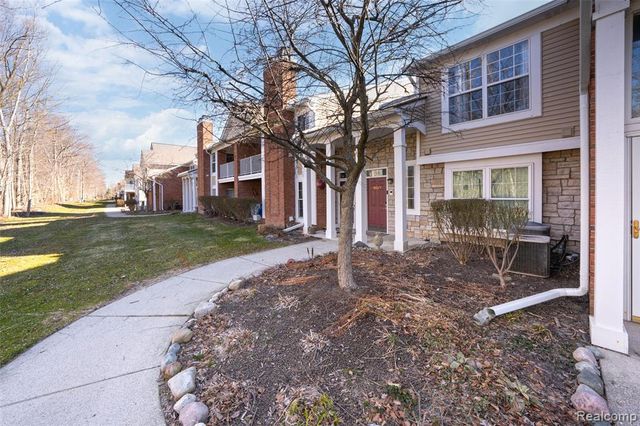 56075 Chesapeake Circle 242, Utica, MI 48316