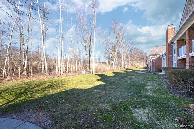 56075 Chesapeake Circle 242, Utica, MI 48316
