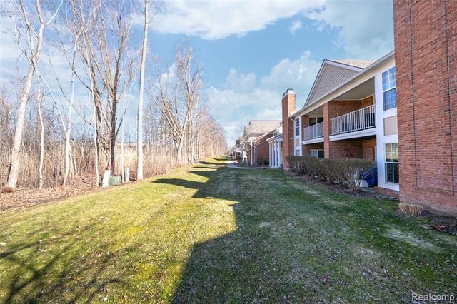 56075 Chesapeake Circle 242, Utica, MI 48316