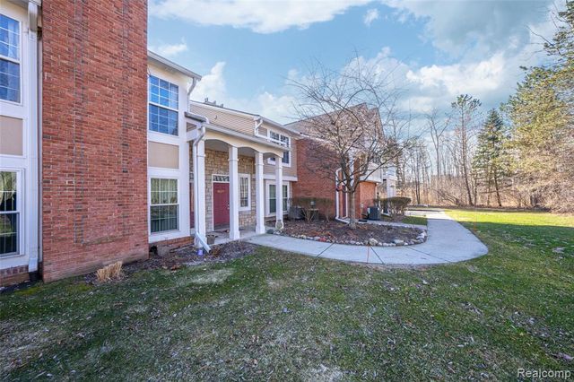 56075 Chesapeake Circle 242, Utica, MI 48316