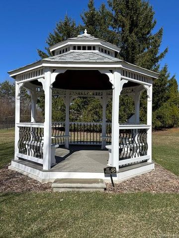 56075 Chesapeake Circle 242, Utica, MI 48316