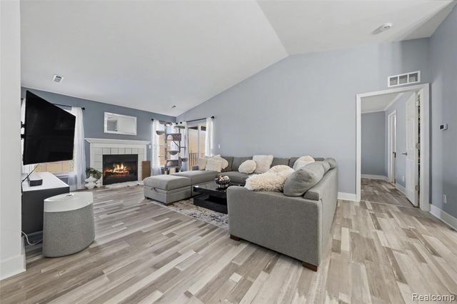 56075 Chesapeake Circle 242, Utica, MI 48316