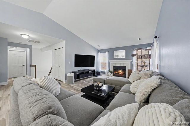 56075 Chesapeake Circle 242, Utica, MI 48316