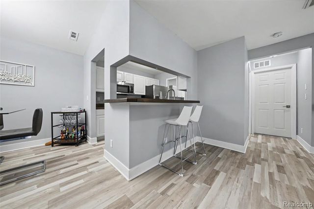 56075 Chesapeake Circle 242, Utica, MI 48316