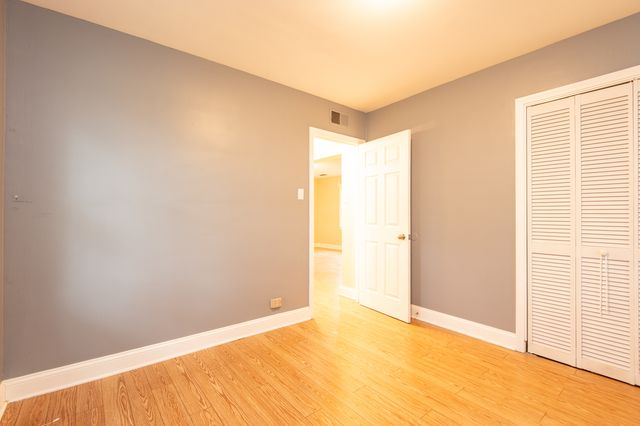 9518 S 89th Avenue, Palos Hills, IL 60465