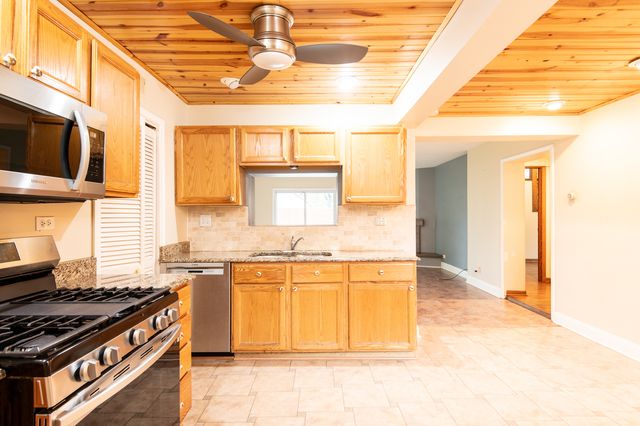 9518 S 89th Avenue, Palos Hills, IL 60465