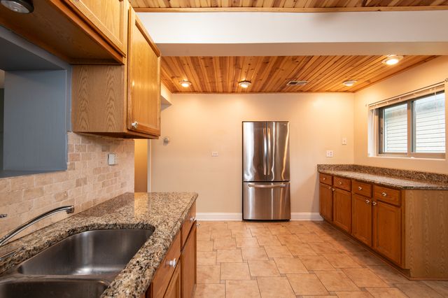 9518 S 89th Avenue, Palos Hills, IL 60465