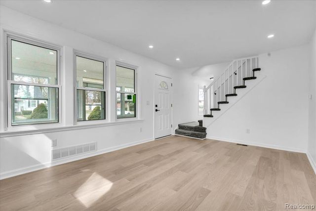 40 Burbank, Ypsilanti, MI 48198