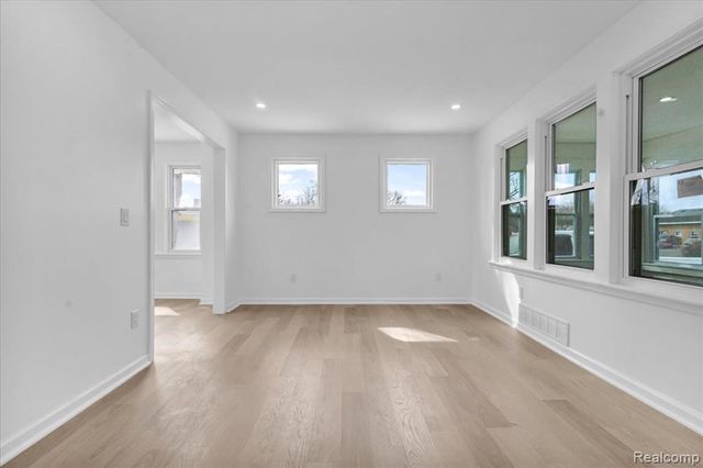 40 Burbank, Ypsilanti, MI 48198