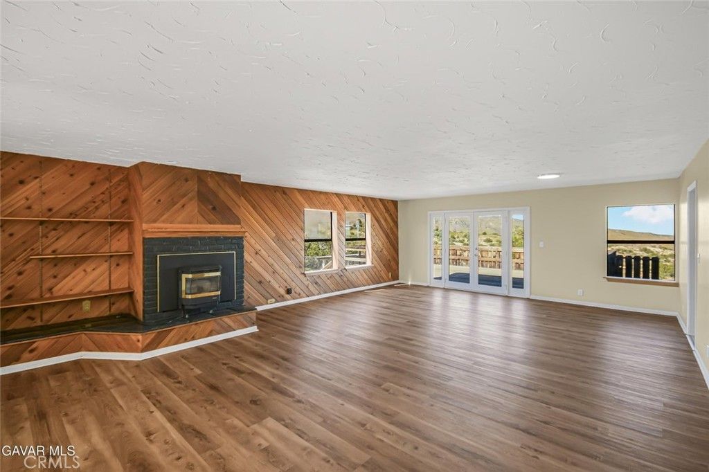 Image 5 of property listing at 31720 96th Street East, Littlerock, CA 93543