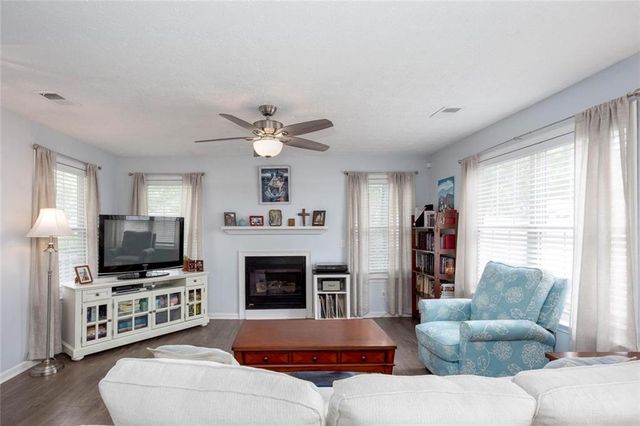126 W Oaks Pl, Woodstock, GA 30188