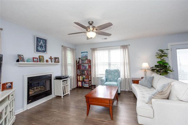 126 W Oaks Pl, Woodstock, GA 30188