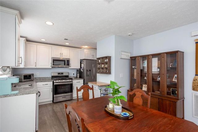 126 W Oaks Pl, Woodstock, GA 30188