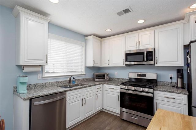 126 W Oaks Pl, Woodstock, GA 30188