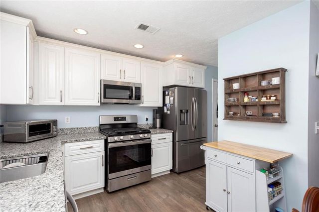 126 W Oaks Pl, Woodstock, GA 30188