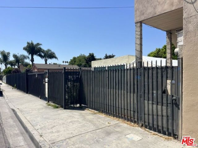 6525 Holmes Avenue, Los Angeles, CA 90001