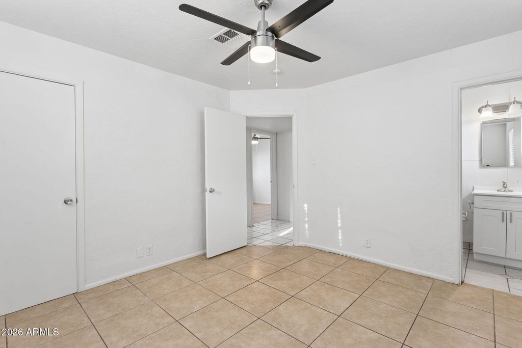 Image 10 of property listing at 4505 W CRITTENDEN Lane, Phoenix, AZ 85031