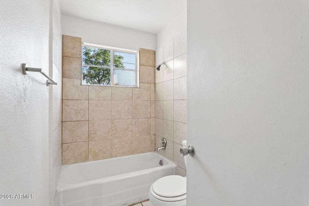 Image 15 of property listing at 4505 W CRITTENDEN Lane, Phoenix, AZ 85031