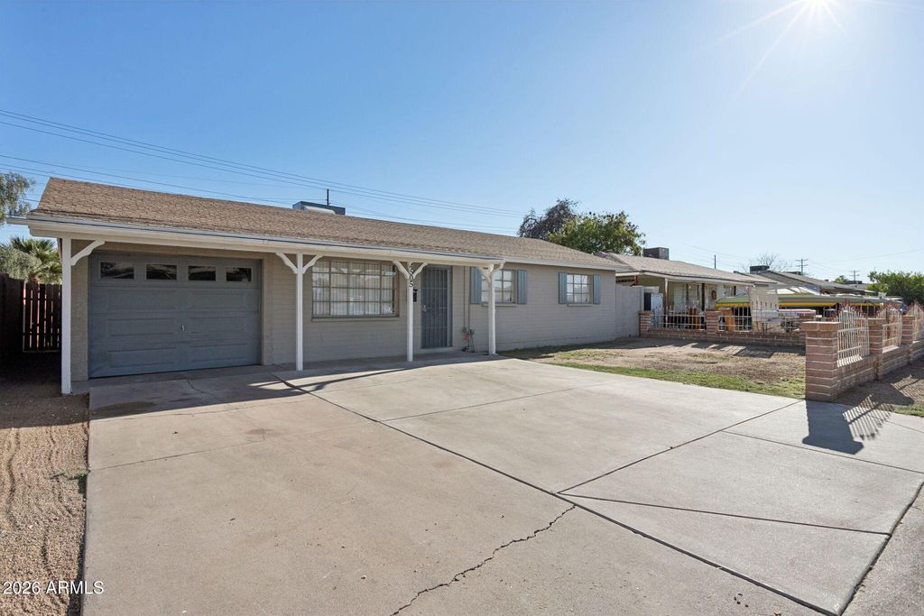 Image 2 of property listing at 4505 W CRITTENDEN Lane, Phoenix, AZ 85031