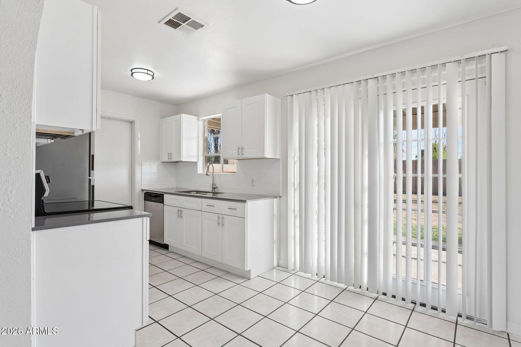 Image 6 of property listing at 4505 W CRITTENDEN Lane, Phoenix, AZ 85031