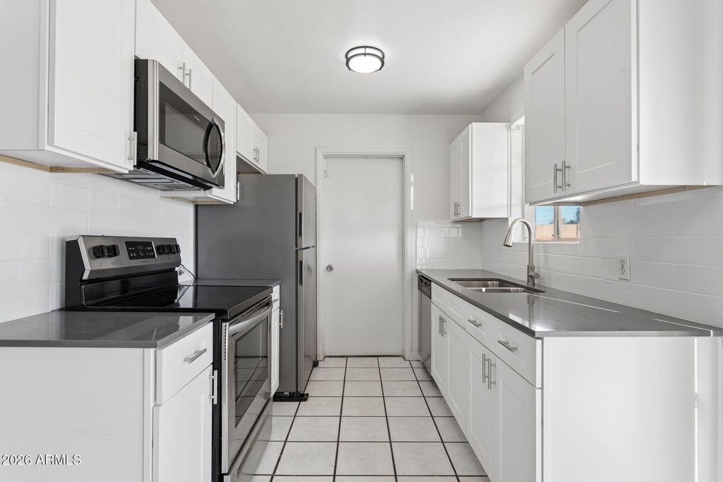 Image 7 of property listing at 4505 W CRITTENDEN Lane, Phoenix, AZ 85031