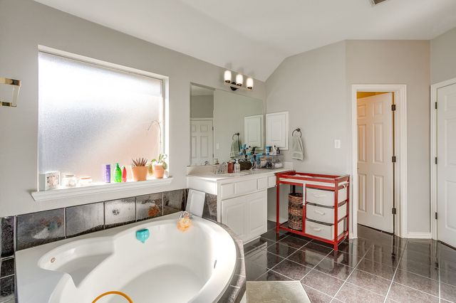 6602 Fox Glen Drive, Arlington, TX 76001