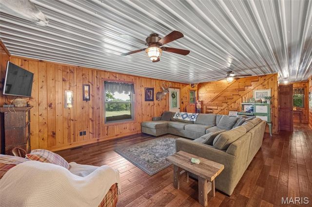 2276 Old Fredericktown Road, Farmington, MO 63640