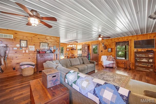 2276 Old Fredericktown Road, Farmington, MO 63640