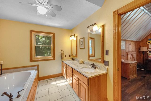 2276 Old Fredericktown Road, Farmington, MO 63640