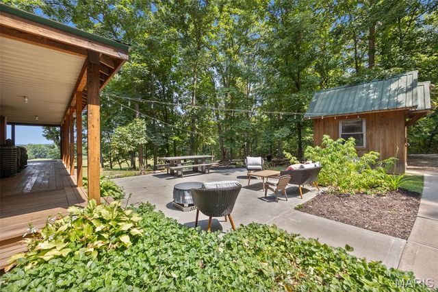 2276 Old Fredericktown Road, Farmington, MO 63640