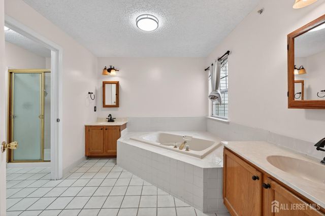 22 Guisborough Way, Edison, NJ 08820