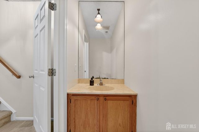 22 Guisborough Way, Edison, NJ 08820