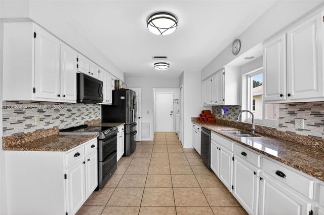 10982 S Greentrail Drive S, Boynton Beach, FL 33436