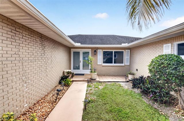 10982 S Greentrail Drive S, Boynton Beach, FL 33436