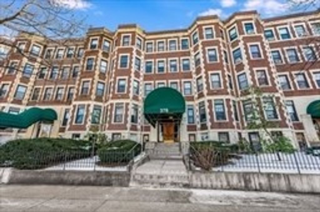 378 Riverway Three, Boston, MA 02115