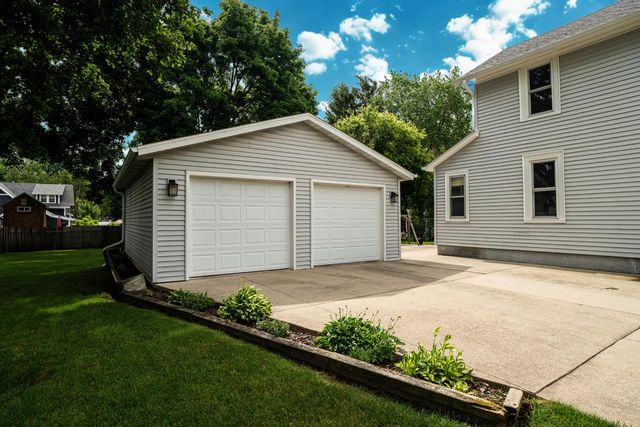 69 S Chestnut STREET, Oconomowoc, WI 53066