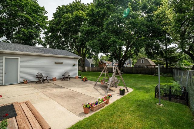 69 S Chestnut STREET, Oconomowoc, WI 53066
