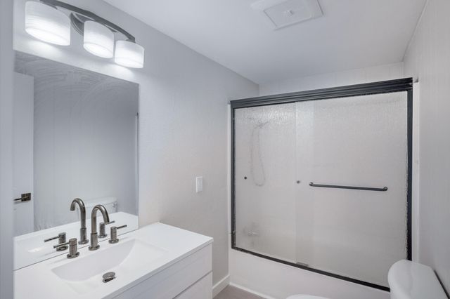 6009 N VICKIE DR, Columbia, MO 65202